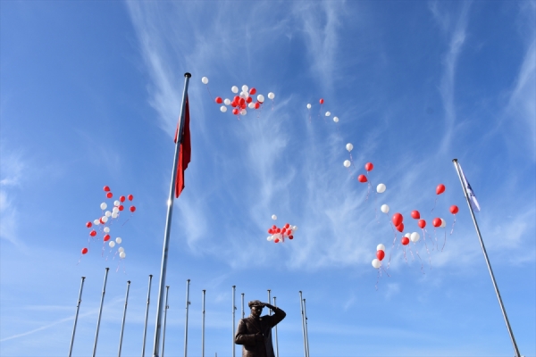 101 okulda TBMM'nin 101. yılı anısına gökyüzüne balonlar bırakıldı