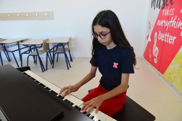 11 yaşındaki Defne Ekmekçi uluslararası piyano yarışmasında birinci oldu
