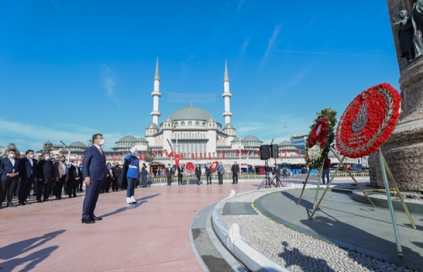23 Nisan dolayısıyla Taksim Cumhuriyet Anıtı'na çelenk kondu