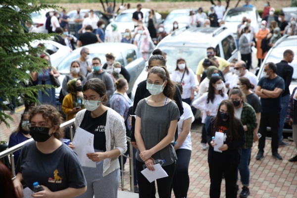 Maskesiz ve barajsız YKS: 3 milyonu aşkın aday sınavda