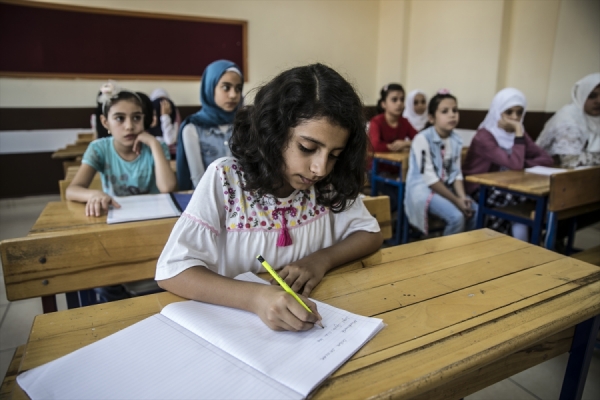 400 bin Suriyeli çocuk eğitimin dışında