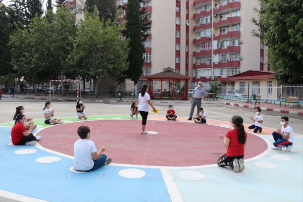 Adana'da öğrenciler okullarındaki etkinliklerle eğlenceli vakit geçiriyor