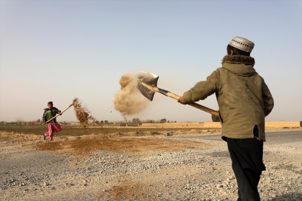 Afganistan'da bombaların tahrip ettiği yolları çocuklar onarıyor