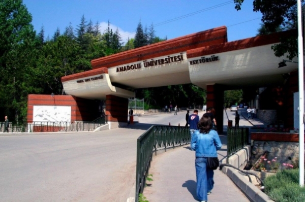 Anadolu Üniversitesi örgün öğrencileri için uzaktan eğitime başladı