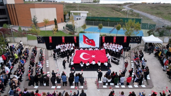 Anıtkabir’den gelen Türk bayrakları SEV liselerinde 