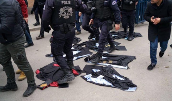 Ankara Üniversitesi'ndeki KHK protestosuna polis müdahalesi