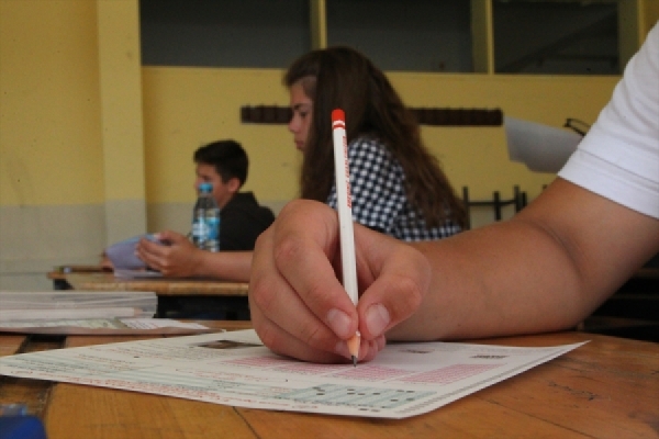 'Suriyeliler ve başarısız öğrenciler sınava girmesin'