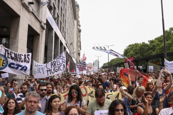 Arjantin'de öğretmenler kapatılan okullar için sokakta