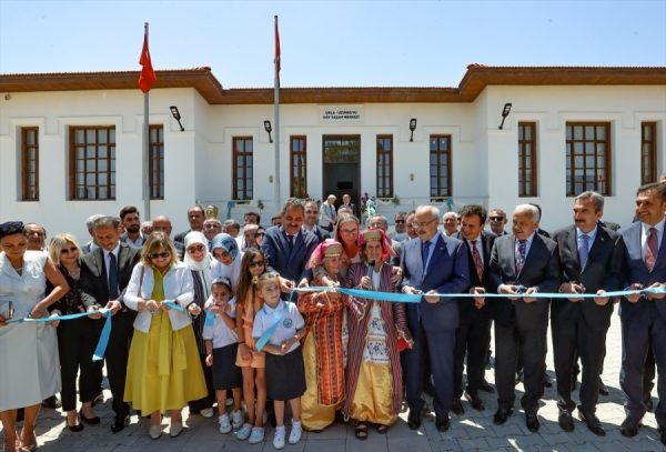 Bakan Özer, Urla Uzunkuyu Köy Yaşam Merkezini açtı