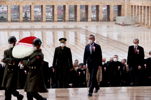 Bakan Özer ve öğretmenler, Başöğretmen Atatürk’ün huzurunda