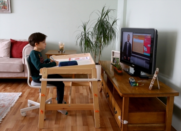 Bakan Selçuk: Çocuklar EBA TV yayınlarını takip ederken öz denetim kazanıyorlar
