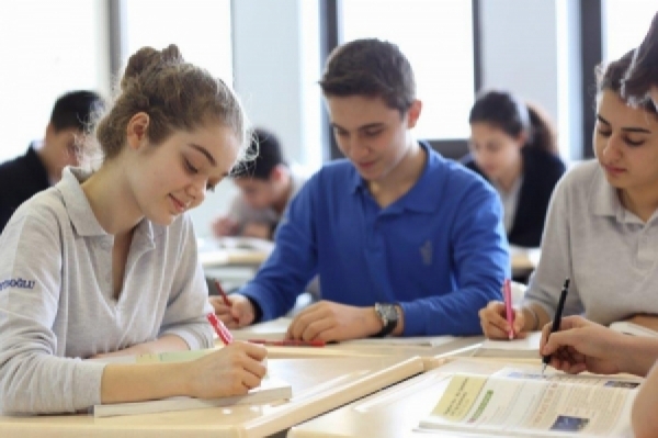 2020 LGS: Sınav görevlileri evrakları eldivenle dağıtacak