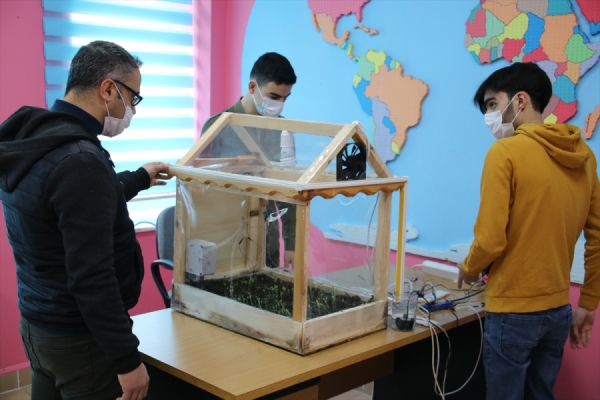 Bilim ve sanat merkezi öğrencileri uzaktan kontrollü minyatür sera tasarladı