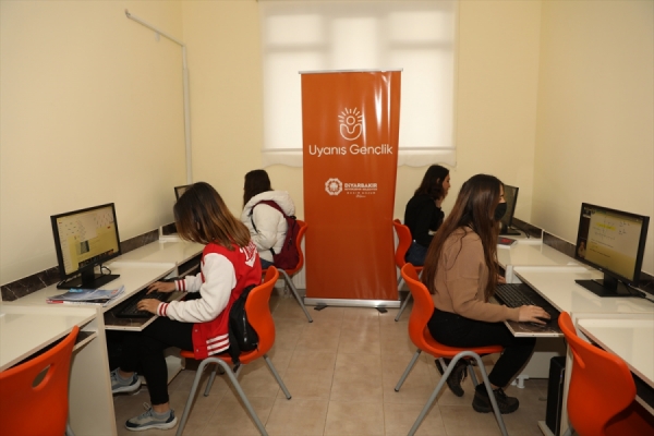 Diyarbakırlı öğrenciler 'Akademi Lise' ile geleceğe hazırlanıyor
