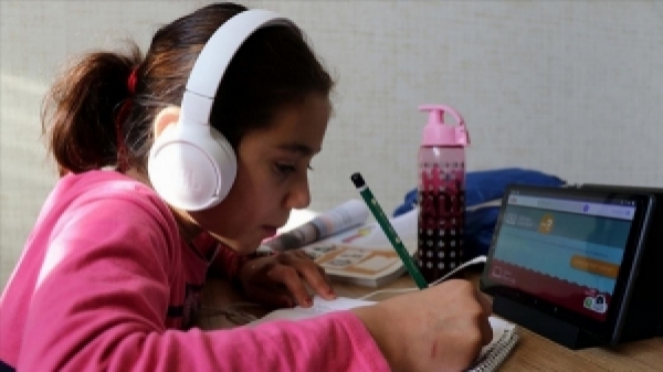 Düzce'de öğrencilere tablet dağıtıldı