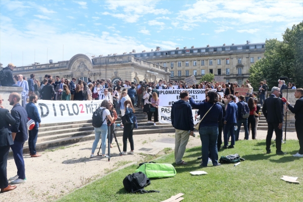 Fransa'da 2 öğretmen eski Eğitim Bakanı'na köpük püskürttü