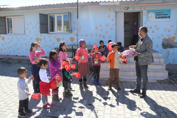 Gönüllü öğretmenlerden köy çocuklarına 23 Nisan sürprizi