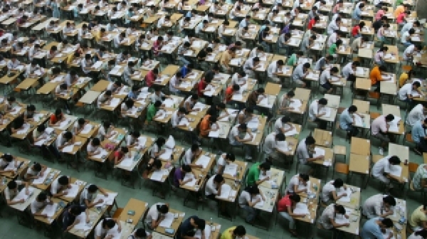 Hong Kong'da Kovid-19 salgınının gölgesinde üniversiteye giriş sınavları düzenleniyor