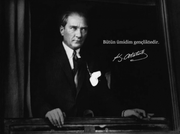 Eski Eğitim Bakanı Çelik'ten tepki çeken Atatürk yorumu: Dini kullanıp insanların kendisine biat etmesini istiyordu'
