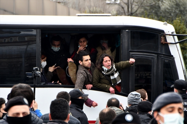 İstanbul Adliyesi önünde gözaltına alınan 52 kişiden 46'sı serbest bırakıldı