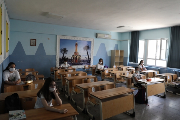 İzmir'de ortaokul ve lise öğrencileri okullarına döndü