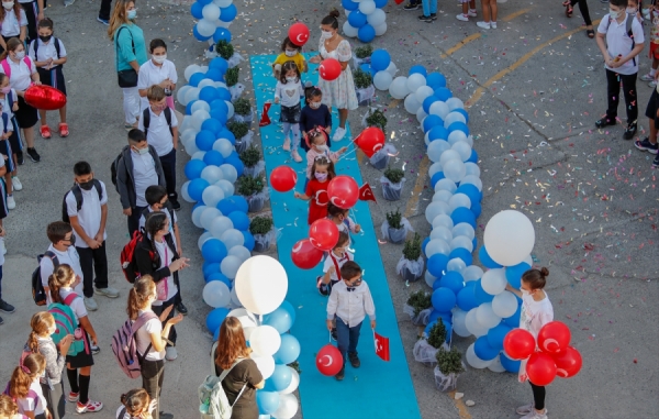 İzmir'de yüz yüze eğitim: Öğrencileri halı ve alkışlarla karşıladılar