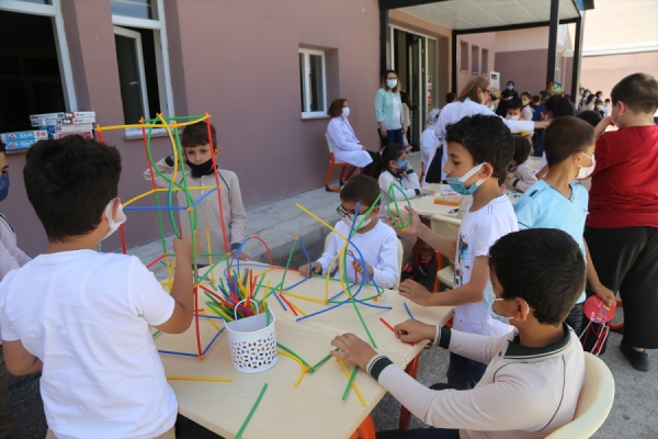 İzmir'deki okullarda telafi eğitim programı başladı