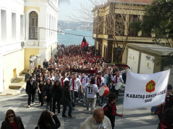 Kabataş Erkek Lisesi öğrencileri: Atatürk’ün izindeyiz, ses çıkarmayanları kınıyoruz