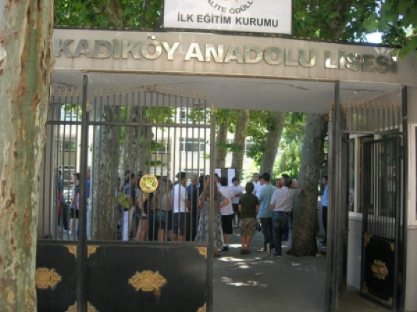 Kadıköy Anadolu Lisesi'nde öğrenci ve velilerden 'taşınmak istemiyoruz' eylemi