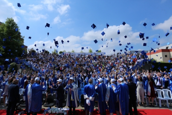 KAYÜ Sosyal Bilimler MYO'da mezuniyet sevinci