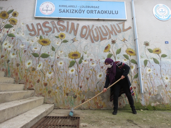 Kırklareli'nde köy sakinleri okul bahçesini imeceyle temizledi