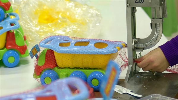 Kırsal mahallelerdeki çocuklara oyuncak ve eğitici materyaller dağıtılıyor