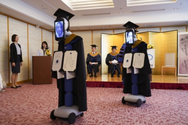 Koronavirüs mezuniyeti: Robotlar aracılığıyla mezun oldular
