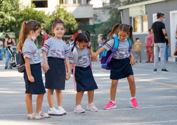 Kovid-19'a karşı 'çocukların okul kıyafetlerinin her gün yıkanması' uyarısı