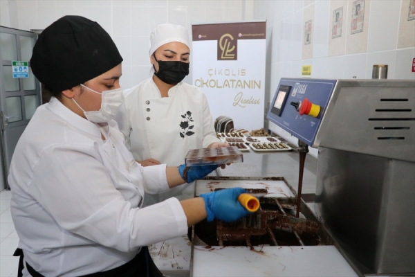Lise öğrencileri kurdukları atölyede seri çikolata üretimine başladı