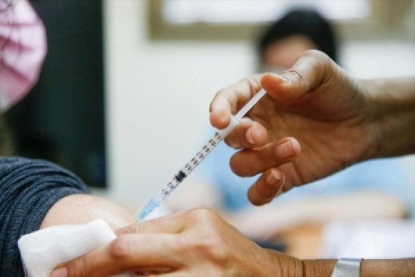 Öğretmenlere CoronaVac aşısının ilk dozu yapılmaya başlandı