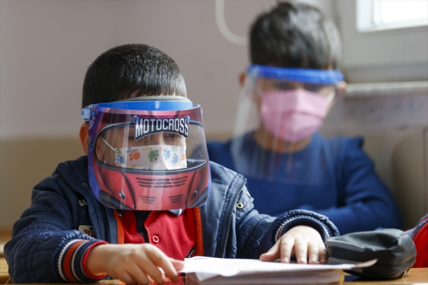 Okuldan gelen çocuk evde bir süre maskesini taksın