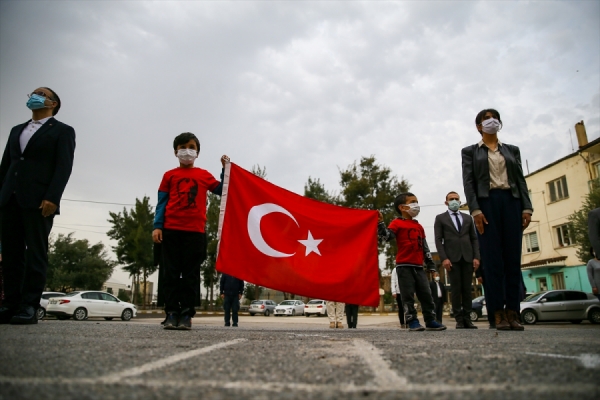 Okullarda bayrak töreni yapıldı, İstiklal Marşı okundu