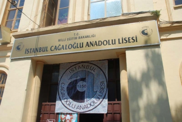 ‘Sucuk partisi’ davası: Cağaloğlu Anadolu Lisesi’nin müdürüne yakalama kararı