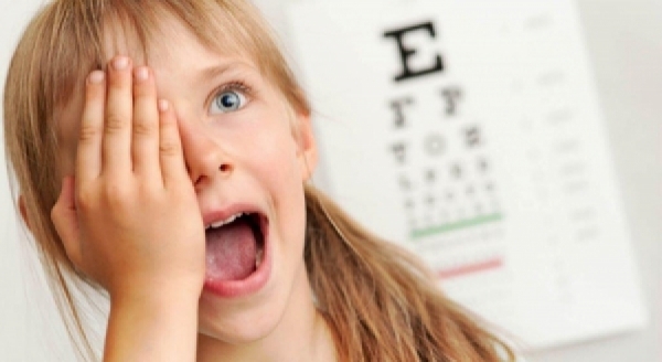Sürekli ekrana bakmak çocukların göz sağlığını tehdit ediyor