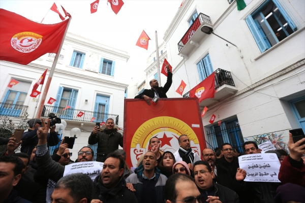 Tunus'ta lise öğretmenleri 'reform' ve 'maaş' için sokakta