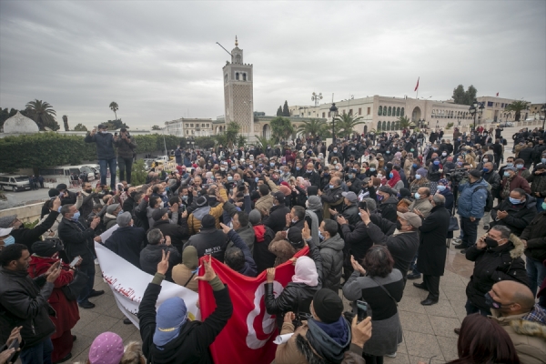 Tunus'ta okul çalışanları gösteri düzenledi