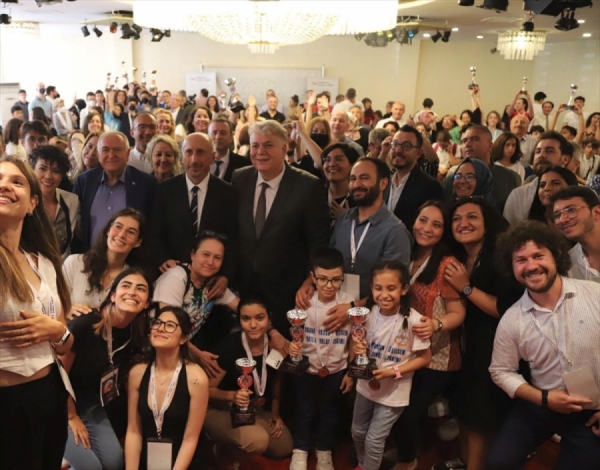 'Türkiye Okullar Arası Zeka Oyunları'nda dereceye girenlere ödülleri verildi