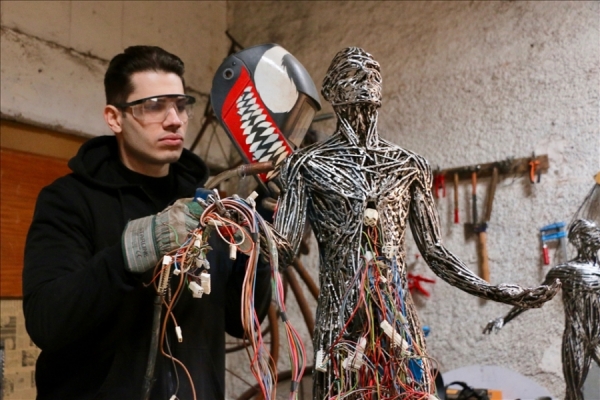 Üniversiteli metal heykelciler sanayi sitesinde sergi ve fuarlara hazırlanıyor