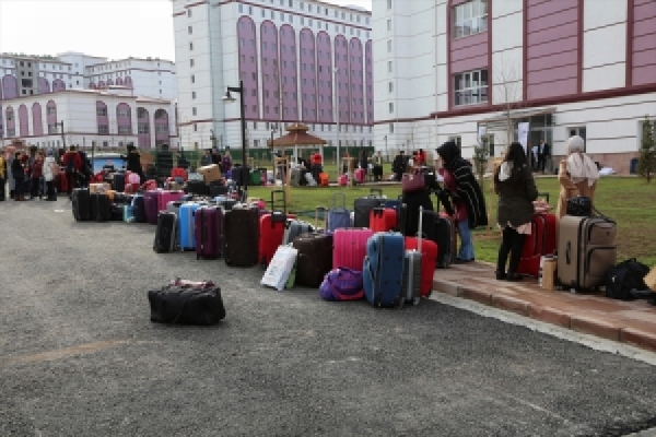 Öğrenciler valizlerini hazırladı ancak kalacak yer yok