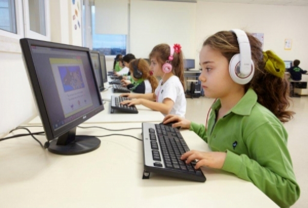 'Yarını Kodlayanlar'dan çocuklara güvenli internet eğitimi