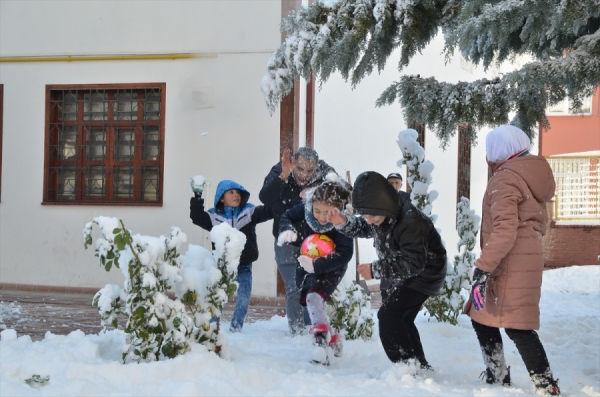 Yoğun kar yağışı okulları tatil etti