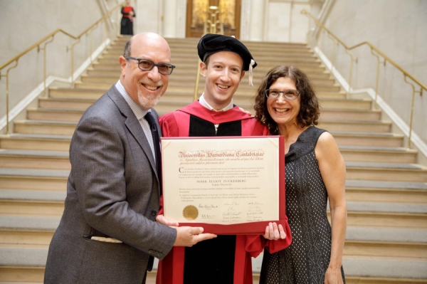 Zuckerberg, 13 yıl aradan sonra Harvard diplomasını aldı