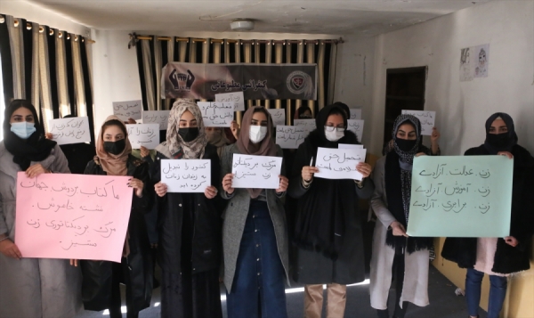 Afgan kadın öğrencilerden 'üniversite yasağına' tepki