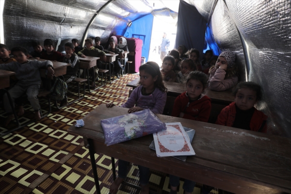 Okulsuz kalan çocuklar, çadır sınıflarda ders görüyor